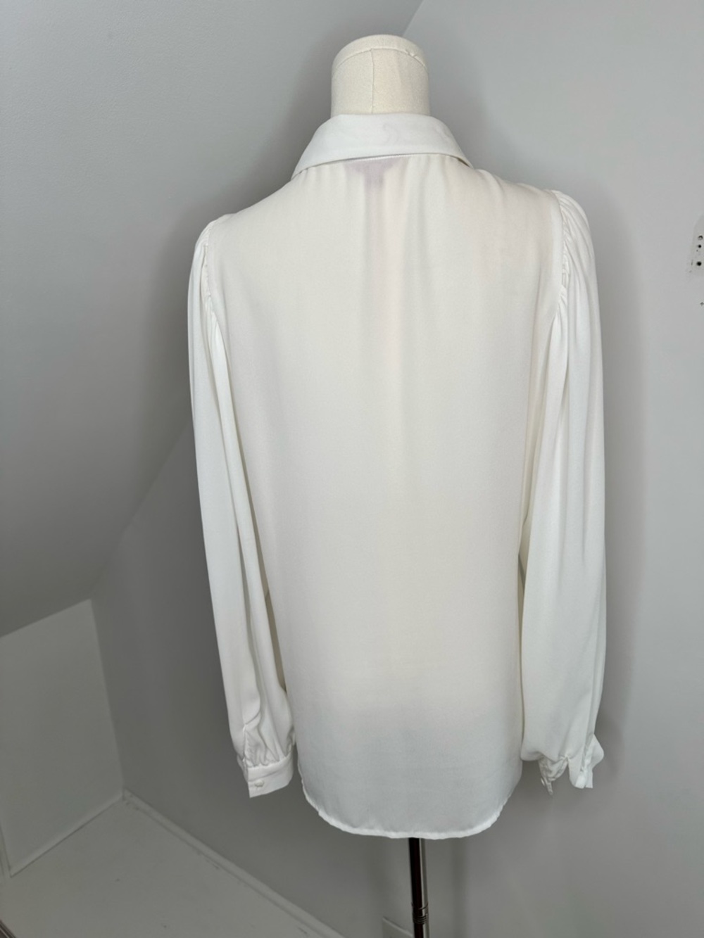 ESQUALO gold toned bead-embellished collar sheer blouse, women’s size 8 - Picture 6 of 7